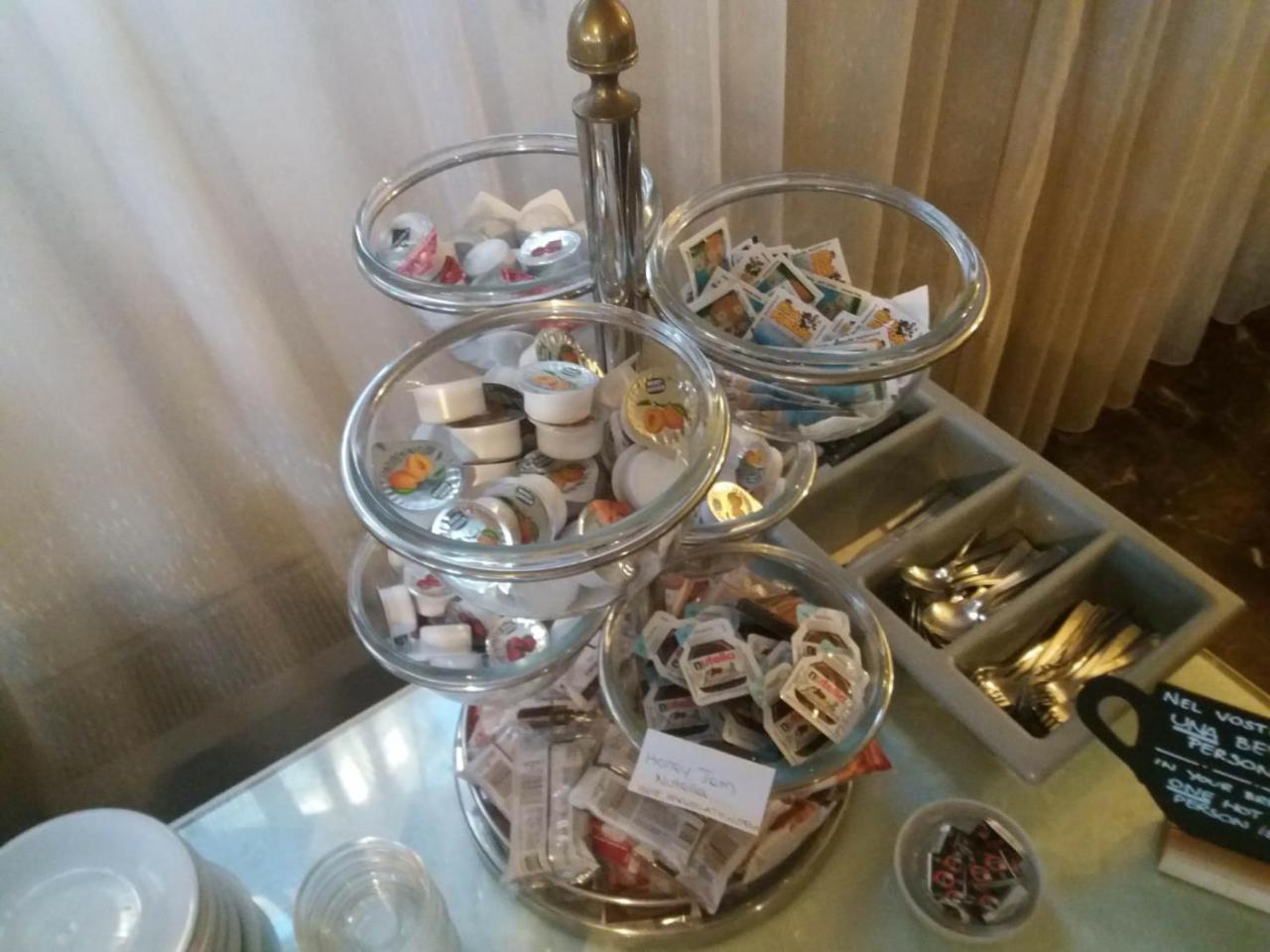 Columbus Urban Resort Флоренція Екстер'єр фото A tiered serving stand with various teas
