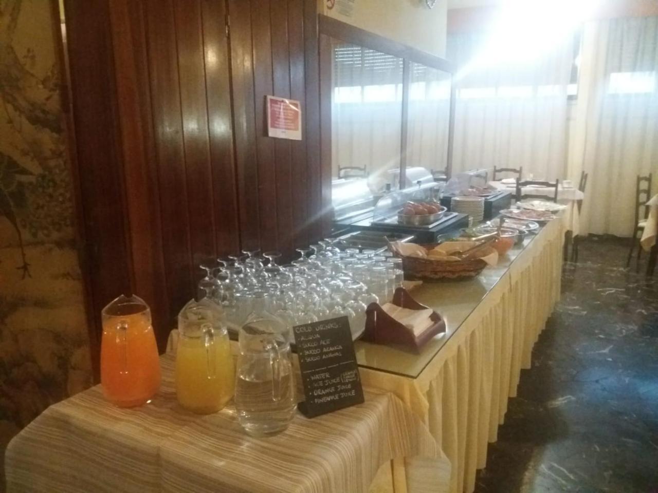 Columbus Urban Resort Флоренція Екстер'єр фото A buffet at a hotel